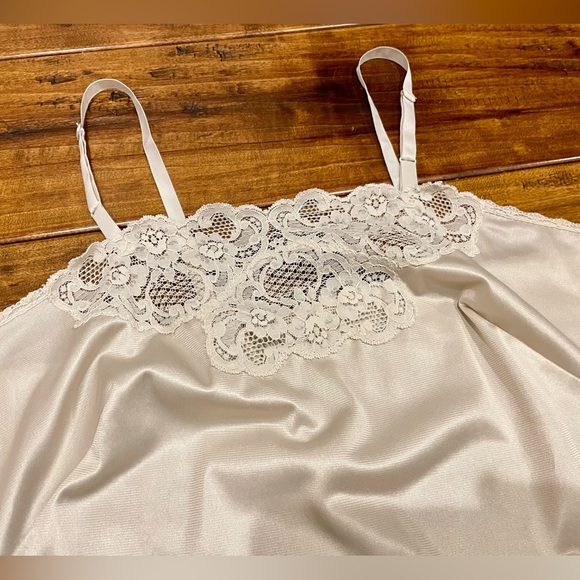Vintage nylon and lace cami - Picture 4 of 8